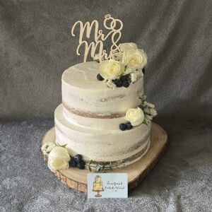 Naked bruidstaart met rozen en blauwe bessen 003