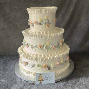 Crème bruidstaart met crème bloemen 022