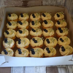 Blauwe bes & gipskruid cupcakes